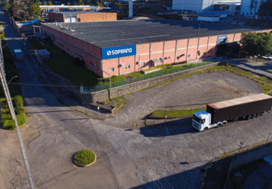 Prefeito Jonas Tomazini assina ordem de início das obras de asfaltamento da Avenida das Indústrias