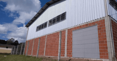 Prefeitura segue com obra de fechamento da quadra da Escola Maria Bez Chiele, no interior