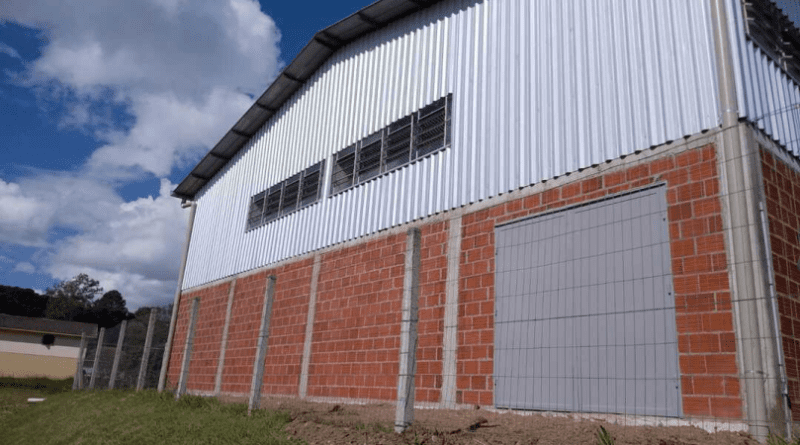 Prefeitura segue com obra de fechamento da quadra da Escola Maria Bez Chiele, no interior