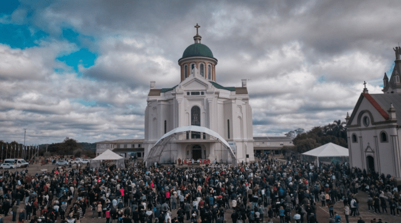 Primeiros dois dias atraem mais de 65 mil pessoas na 147ª Romaria de Nossa Senhora de Caravaggio Primeiros dois dias atraem mais de 65 mil pessoas na 147ª Romaria de Nossa Senhora de Caravaggio