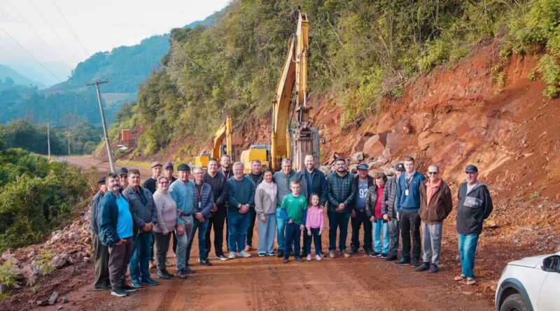 Prefeitura de Farroupilha inicia obras de asfaltamento de trecho da FR-04 em Caravagetto