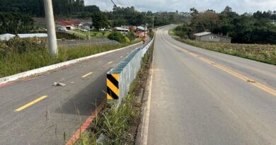 Prefeitura de Farroupilha avança com instalação de defensas metálicas na Ciclovia Desvio da Cerveja Prefeitura de Farroupilha avança com instalação de defensas metálicas na Ciclovia Desvio da Cerveja