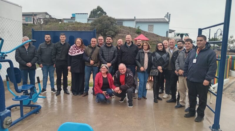 Prefeitura realiza entrega da nova Praça do bairro Industrial para a comunidade Prefeitura realiza entrega da nova Praça do bairro Industrial para a comunidade