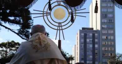 Em tarde de sol, celebração de Corpus Christi reúne mais de 10 mil fiéis no centro de Caxias do Sul