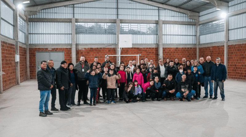 Prefeitura de Farroupilha entrega obras de fechamento da quadra da Escola Maria Bez Chiele, em Linha Caçador Prefeitura de Farroupilha entrega obras de fechamento da quadra da Escola Maria Bez Chiele, em Linha Caçador