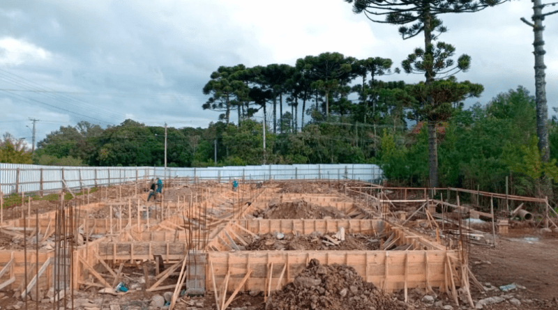 Obras da nova escola no bairro América avançam em Farroupilha Obras da nova escola no bairro América avançam em Farroupilha