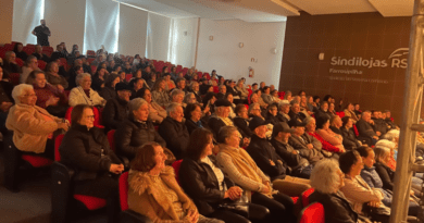 Peça teatral alerta idosos para cuidados com golpes na internet em Farroupilha Peça teatral alerta idosos para cuidados com golpes na internet em Farroupilha