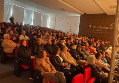 Peça teatral alerta idosos para cuidados com golpes na internet em Farroupilha Peça teatral alerta idosos para cuidados com golpes na internet em Farroupilha