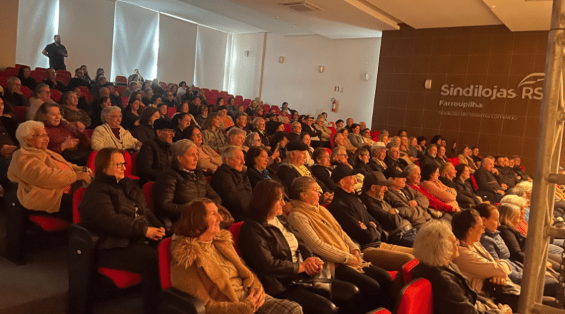 Peça teatral alerta idosos para cuidados com golpes na internet em Farroupilha Peça teatral alerta idosos para cuidados com golpes na internet em Farroupilha