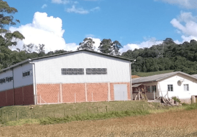 Prefeitura avança com obra de fechamento da quadra da Escola Maria Bez Chiele, em Linha Caçador