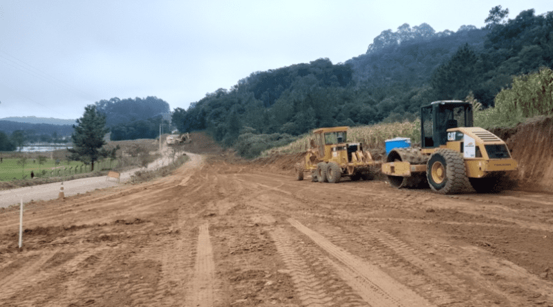 Prefeitura avança em obras de pavimentação da Avenida Perimetral Oeste Prefeitura avança em obras de pavimentação da Avenida Perimetral Oeste