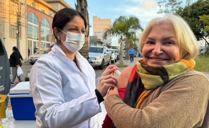 Campanha Na Rua Contra a Gripe já aplicou mais de 1,5 mil vacinas e segue nesta semana Campanha Na Rua Contra a Gripe já aplicou mais de 1,5 mil vacinas e segue nesta semana
