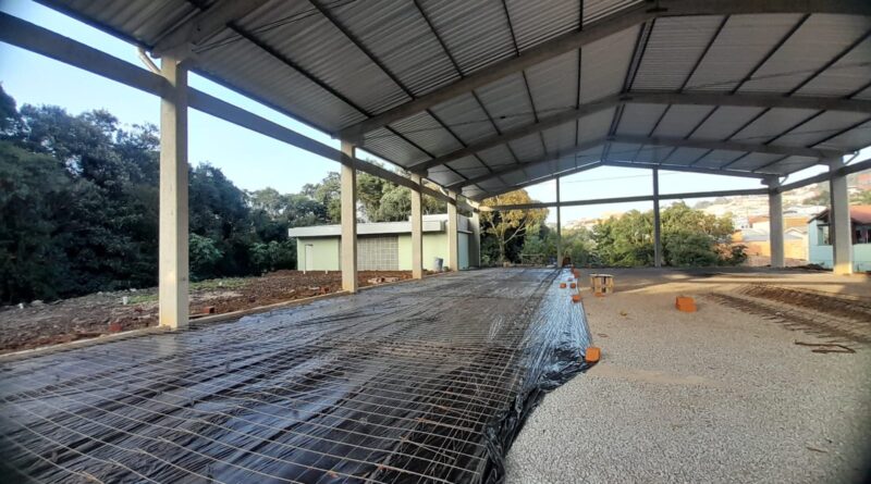 Prefeitura de Farroupilha avança em construção da quadra poliesportiva do bairro Primeiro de Maio