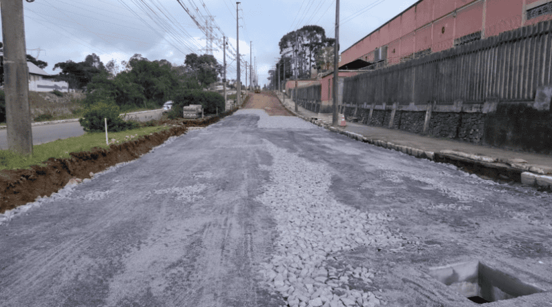 Pavimentação asfáltica na Avenida das Indústrias segue avançando em Farroupilha Pavimentação asfáltica na Avenida das Indústrias segue avançando em Farroupilha