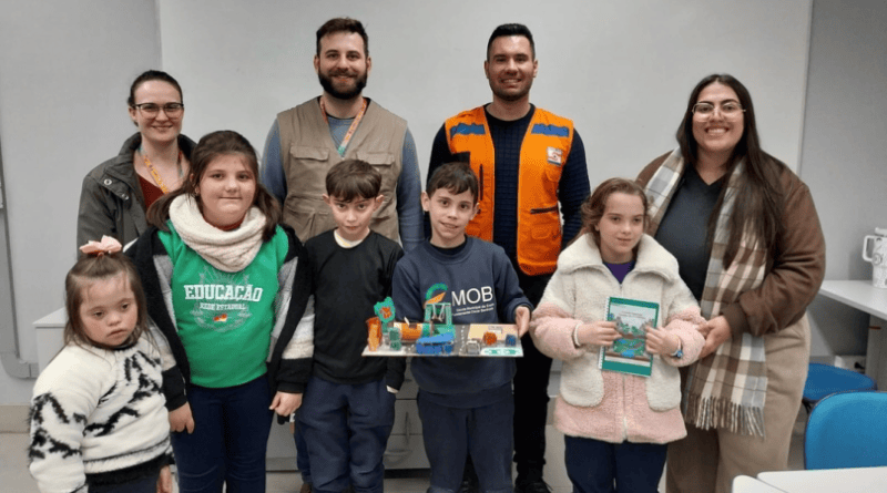 Defesa Civil Municipal palestra para alunos do Contraturno do SESI sobre prevenção e cuidados em enchentes