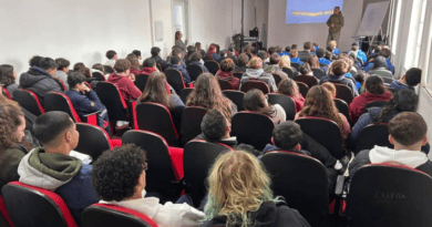 Escola Pública de Trânsito realiza palestra com orientações para alunos do Colégio Estadual Farroupilha