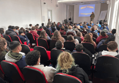 Escola Pública de Trânsito realiza palestra com orientações para alunos do Colégio Estadual Farroupilha