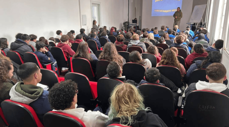 Escola Pública de Trânsito realiza palestra com orientações para alunos do Colégio Estadual Farroupilha