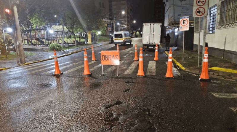 Trânsito na Rua Tiradentes é liberado no centro de Farroupilha Trânsito na Rua Tiradentes é liberado no centro de Farroupilha