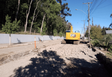 Obras de pavimentação asfáltica na Rua Raineri Petrini seguem avançando em Farroupilha Obras de pavimentação asfáltica na Rua Raineri Petrini seguem avançando em Farroupilha