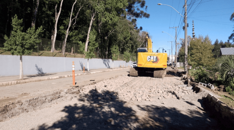 Obras de pavimentação asfáltica na Rua Raineri Petrini seguem avançando em Farroupilha Obras de pavimentação asfáltica na Rua Raineri Petrini seguem avançando em Farroupilha