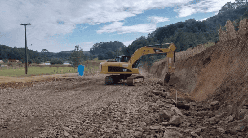 Obras de pavimentação da Avenida Perimetral Oeste, em São Luiz, seguem avançando Obras de pavimentação da Avenida Perimetral Oeste, em São Luiz, seguem avançando