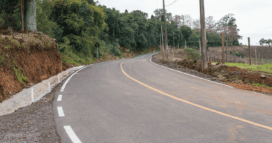 Prefeitura entrega obras de asfaltamento de trecho da Estrada Domenico Tumelero, em Capela Santa Cruz Prefeitura entrega obras de asfaltamento de trecho da Estrada Domenico Tumelero, em Capela Santa Cruz