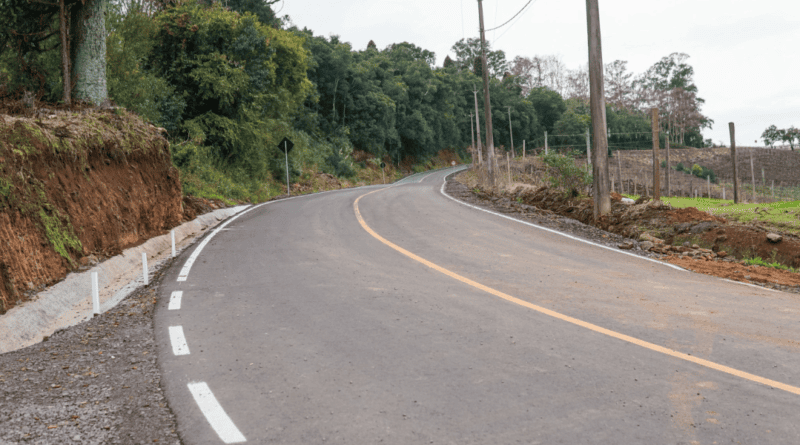 Prefeitura entrega obras de asfaltamento de trecho da Estrada Domenico Tumelero, em Capela Santa Cruz Prefeitura entrega obras de asfaltamento de trecho da Estrada Domenico Tumelero, em Capela Santa Cruz