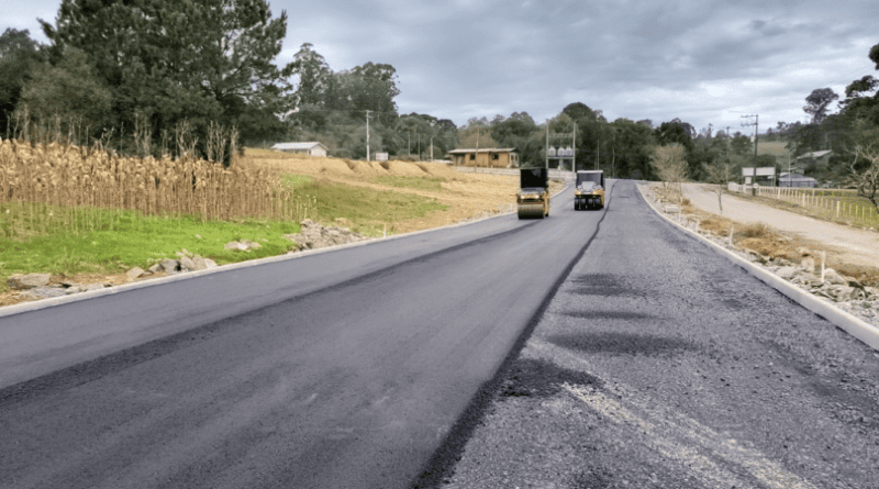 Avenida Perimetral Oeste, em São Luiz, começa a receber a pavimentação asfáltica Avenida Perimetral Oeste, em São Luiz, começa a receber a pavimentação asfáltica