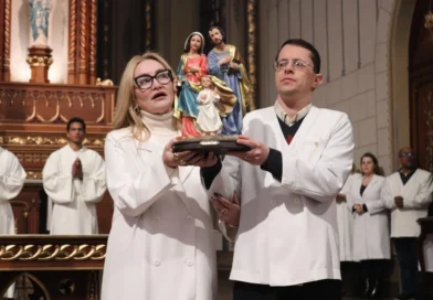 Missa na Catedral de Caxias celebra o Dia dos Pais e abre a Semana da Família com a renovação das promessas matrimoniais Missa na Catedral de Caxias celebra o Dia dos Pais e abre a Semana da Família com a renovação das promessas matrimoniais
