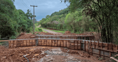 Obras de reconstrução de pontilhão na FR-65, em Linha Rio Branco, seguem avançando em Farroupilha Obras de reconstrução de pontilhão na FR-65, em Linha Rio Branco, seguem avançando em Farroupilha