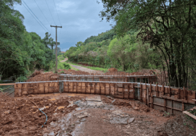 Obras de reconstrução de pontilhão na FR-65, em Linha Rio Branco, seguem avançando em Farroupilha Obras de reconstrução de pontilhão na FR-65, em Linha Rio Branco, seguem avançando em Farroupilha