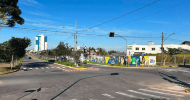 Novo sistema semafórico na esquina da Avenida Armando Antonello e a Rua Coronel Pena de Moraes entra em amarelo piscante na noite desta quarta-feira Novo sistema semafórico na esquina da Avenida Armando Antonello e a Rua Coronel Pena de Moraes entra em amarelo piscante na noite desta quarta-feira