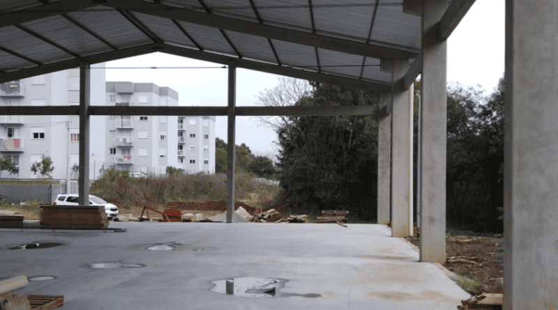 Obras da nova quadra poliesportiva do bairro Primeiro de Maio seguem avançando Obras da nova quadra poliesportiva do bairro Primeiro de Maio seguem avançando
