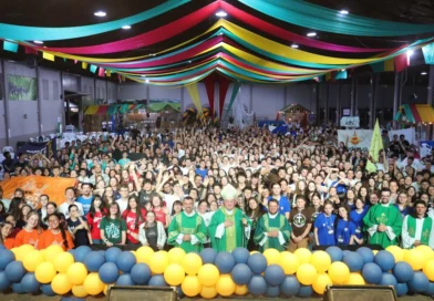 Mais de 800 jovens celebram a 9ª Jornada Diocesana da Juventude em Flores da Cunha Mais de 800 jovens celebram a 9ª Jornada Diocesana da Juventude em Flores da Cunha
