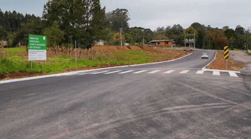 Prefeitura de Farroupilha entrega obras de asfaltamento de trecho da Perimetral Oeste, em São Luiz