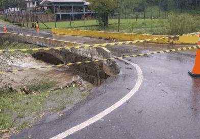 Pontilhão na Estrada Luiz Victório Galafassi é interditado após avaliação Pontilhão na Estrada Luiz Victório Galafassi é interditado após avaliação