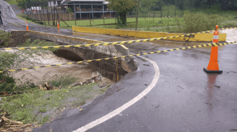 Pontilhão na Estrada Luiz Victório Galafassi é interditado após avaliação Pontilhão na Estrada Luiz Victório Galafassi é interditado após avaliação