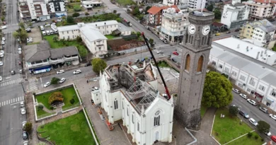Nova cobertura da Igreja Matriz de Flores da Cunha começa a ser instalada