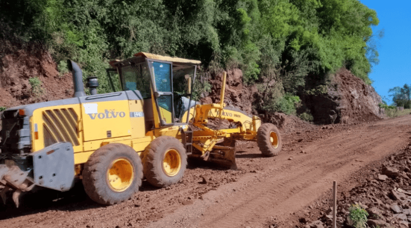 Obras de asfaltamento de trecho da FR-04, em Caravagetto avançam Obras de asfaltamento de trecho da FR-04, em Caravagetto avançam