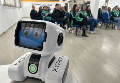 Robô Liro faz sua primeira participação em palestra de segurança no trânsito Robô Liro faz sua primeira participação em palestra de segurança no trânsito