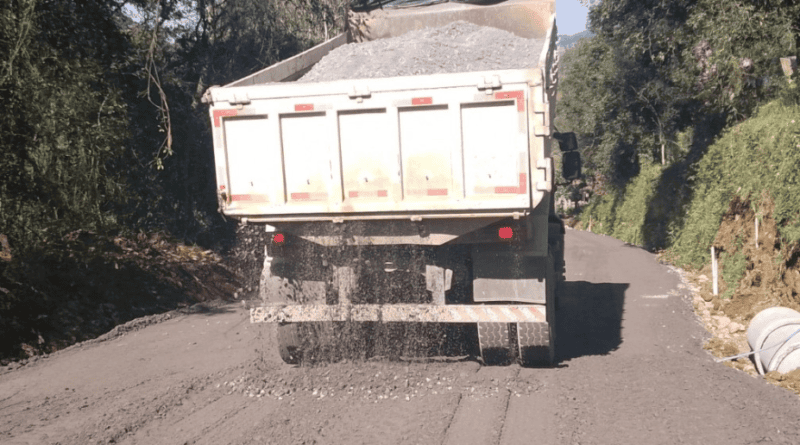 Obras de asfaltamento de trecho da FR-112, em Desvio Blauth, avançam em Farroupilha Obras de asfaltamento de trecho da FR-112, em Desvio Blauth, avançam em Farroupilha