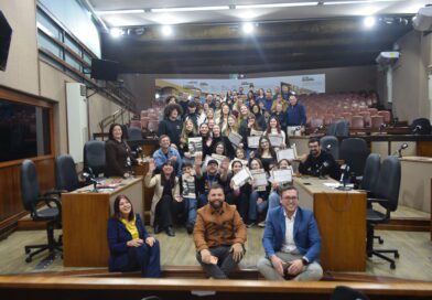 Estudantes do CETEC-UCS apresentam projetos de lei no plenário da Câmara