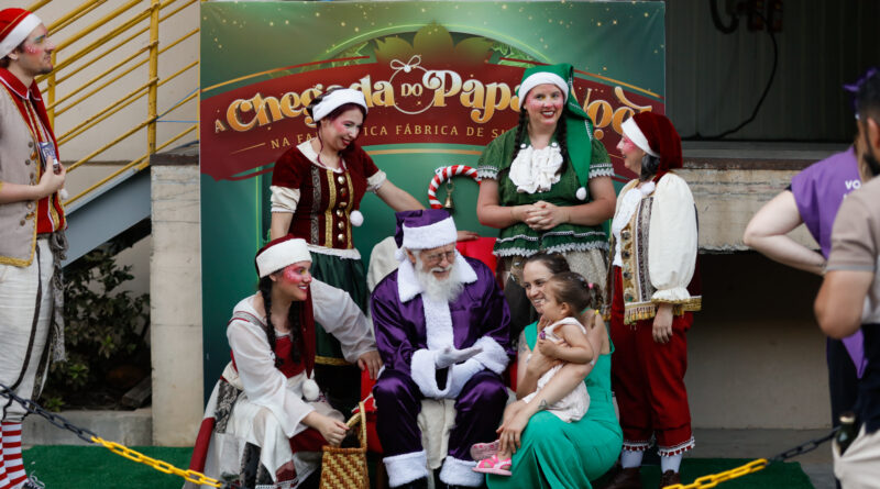 Papai Noel chega à Fantástica Fábrica de Suco Aurora para uma tarde de magia e diversão