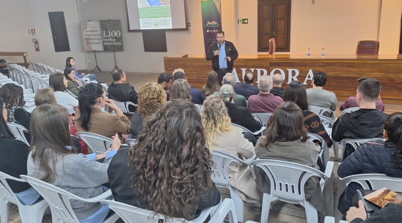 Cooperativa Vinícola Aurora sedia encontro sobre legislação trabalhista na safra da uva