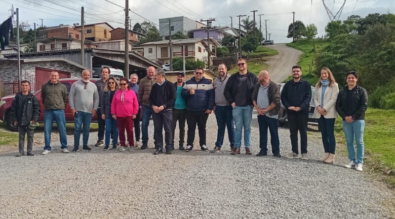 Prefeitura de Farroupilha inicia obras de pavimentação e drenagem da Rua Gramado entre os bairros Industrial e América Prefeitura de Farroupilha inicia obras de pavimentação e drenagem da Rua Gramado entre os bairros Industrial e América