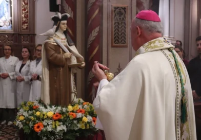 Dom José Gislon preside a terceira noite do Tríduo de Santa Teresa D’Ávila na Catedral de Caxias do Sul