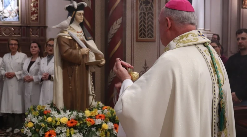 Dom José Gislon preside a terceira noite do Tríduo de Santa Teresa D’Ávila na Catedral de Caxias do Sul