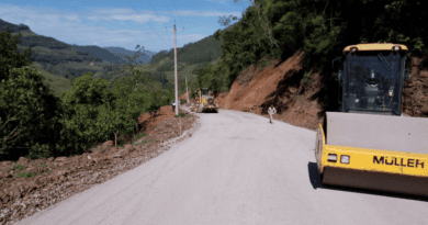 Obras de asfaltamento de trecho da FR-04, em Caravagetto, seguem avançando em Farroupilha Obras de asfaltamento de trecho da FR-04, em Caravagetto, seguem avançando em Farroupilha