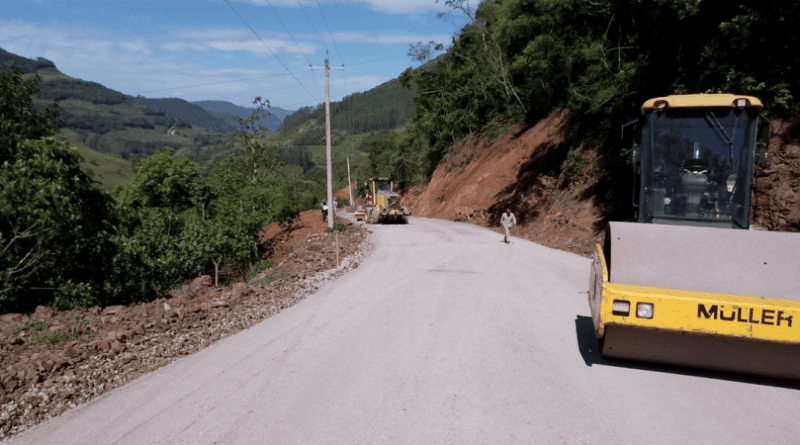 Obras de asfaltamento de trecho da FR-04, em Caravagetto, seguem avançando em Farroupilha Obras de asfaltamento de trecho da FR-04, em Caravagetto, seguem avançando em Farroupilha